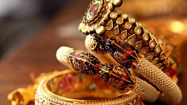 औंधे मुंह गिरा सोने चांदी का भाव, इतिहास का रिकॉर्ड टूटते सर्राफा बाजार में खुशी की लह औंधे मुंह गिरा सोने चांदी का भाव, इतिहास का रिकॉर्ड टूटते सर्राफा बाजार में खुशी की लह