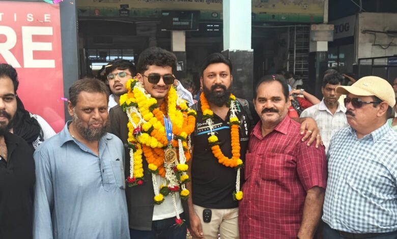 देहरादून में गोल्ड जीतकर लौटे अयान ख्वाजा का रायपुर रेलवे स्टेशन पर भव्य स्वागत