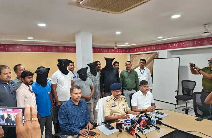 देश भर में करोड़ो रूपये ठगी की घटनाओं को अंजाम देने वाले उत्तर-प्रदेश के 05 अंतर्राज्यीय आरोपी गिरफ्तार