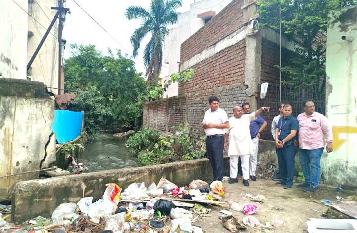 रायपुर उत्तर विधायक पुरंदर मिश्रा और आयुक्त विश्वदीप ने पार्षद श्री प्रदीप वर्मा, अधिकारियों सहित कविता नगर, गीतांजलि नगर के जलभराव क्षेत्रों का निरीक्षण कर दिए आवश्यक निर्देश