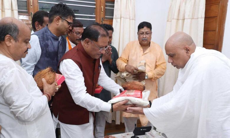 मुख्यमंत्री श्री विष्णु देव साय गुरु पूर्णिमा के अवसर पर रायगढ़ जिले के ग्राम बनोरा स्थित अघोर गुरुपीठ में गुरु दर्शन के लिए पहुंचे