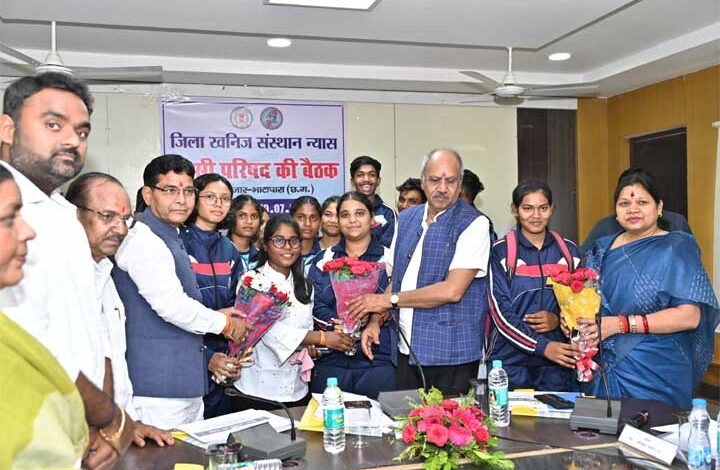 DMF की राशि का जनहित में हो अधिकतम उपयोग, खनिज चोरी रोकने पर ध्यान दें अधिकारी: सांसद बृजमोहन अग्रवाल DMF की राशि का जनहित में हो अधिकतम उपयोग, खनिज चोरी रोकने पर ध्यान दें अधिकारी: सांसद बृजमोहन अग्रवाल