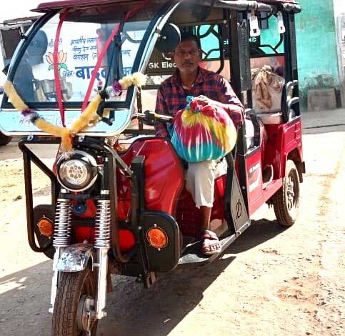 गंगा बाई ने ई-रिक्शा खरीदकर बदली परिवार की तस्वीर
