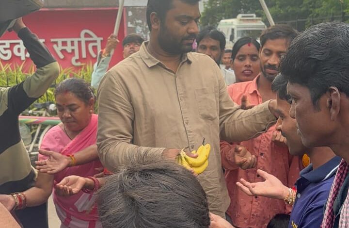 भारतीय युवा कांग्रेस के स्थापना दिवस के अवसर पर अंबेडकर अस्पताल के पास फल वितरण कार्यक्रम