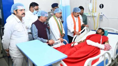 उपमुख्यमंत्री श्री विजय शर्मा ने मेडिकल कॉलेज हॉस्पिटल पहुंच आईडी ब्लास्ट में घायल ग्रामीण और भालू के हमले में घायल जवान से भेंटकर पूछा स्वास्थ्य का हाल
