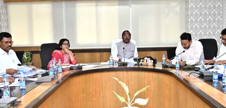 स्टेट व नेशनल हाइवे में घूमंतु पशुओं की सुरक्षा एवं दुर्घटनाओं में घायलों के उपचार के लिए व्यवस्था सुदृढ़ की जाए: पशुधन मंत्री श्री रामविचार नेताम