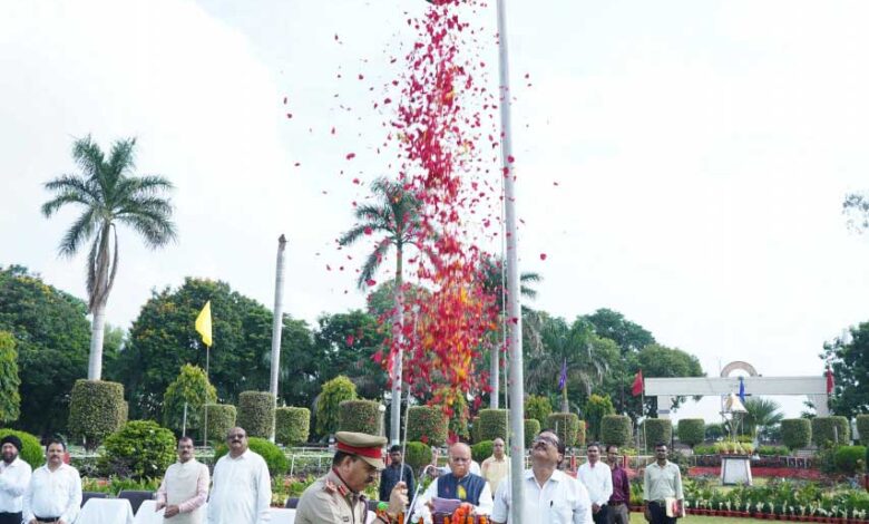 स्वतंत्रता दिवस पर कुलपति डॉ. चंदेल ने तिरंगा फहराया और परेड की सलामी ली