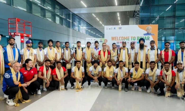 हॉकी एशिया कप के लिए भारतीय टीम बिहार पहुंची, खिताब जीतकर वर्ल्ड कप पर रहेगी नजरें हॉकी एशिया कप के लिए भारतीय टीम बिहार पहुंची, खिताब जीतकर वर्ल्ड कप पर रहेगी नजरें