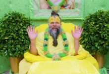 मंदिर में गलती से भी प्रसाद या फूल पर पैर पड़ जाए तो क्या करें, जानिए प्रेमानंद जी महाराज की वाणी