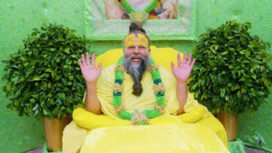 मंदिर में गलती से भी प्रसाद या फूल पर पैर पड़ जाए तो क्या करें, जानिए प्रेमानंद जी महाराज की वाणी