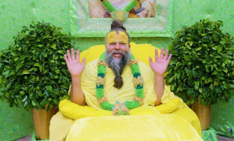 मंदिर में गलती से भी प्रसाद या फूल पर पैर पड़ जाए तो क्या करें, जानिए प्रेमानंद जी महाराज की वाणी