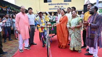पार्षद निधि से 4 रिक्शे क्रय कर सफाई हेतु महापौर मीनल चौबे, सभापति सूर्यकांत राठौड, आयुक्त विश्वदीप से वार्ड में रवाना करवाया
