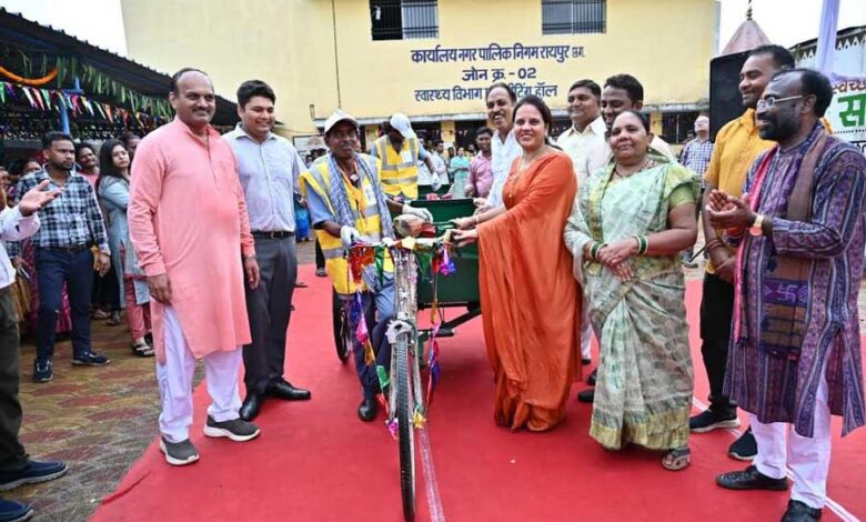 पार्षद निधि से 4 रिक्शे क्रय कर सफाई हेतु महापौर मीनल चौबे, सभापति सूर्यकांत राठौड, आयुक्त विश्वदीप से वार्ड में रवाना करवाया