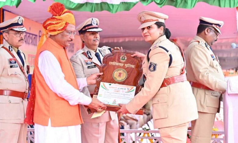 स्वतंत्रता दिवस समारोह: मुख्यमंत्री ने 35 पुलिस अधिकारियों एवं जवानों को पुलिस पदकों से किया सम्मानित