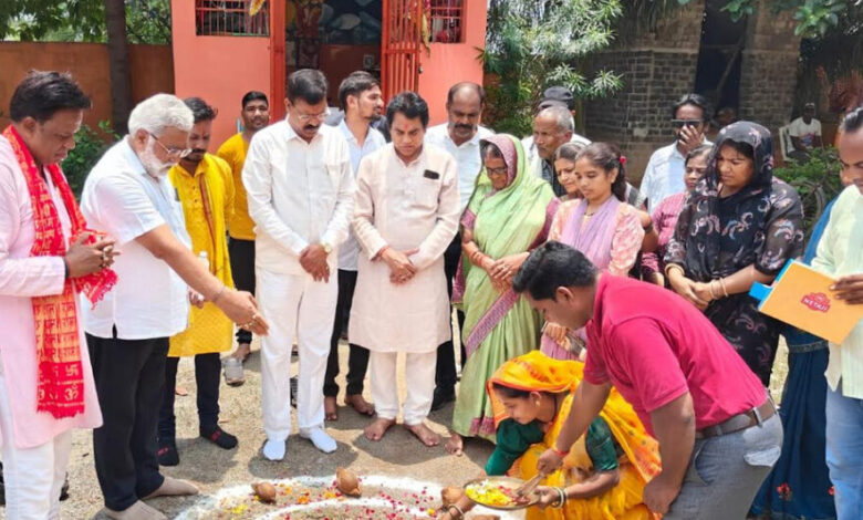 ग्रामीण विधायक मोतीलाल साहू ने वार्ड 51 पार्षद रेणु जयंत साहू सहित संकल्प सोसायटी फेस 2 में 7 लाख 76 हजार में पेवर लगाने हेतु किया भूमिपूजन