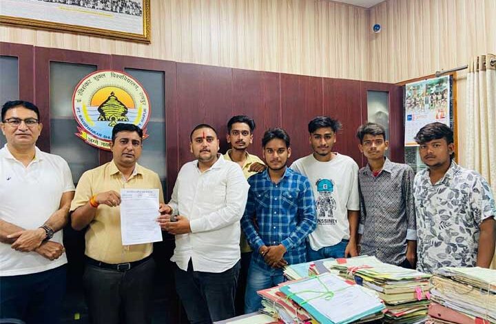 कुलसचिव को सौंपा ज्ञापन – परीक्षा शुल्क से अधिक ‘चैलेंज’ फीस; जांच में गलती, फिर भी नहीं लौटाएंगे पैसे