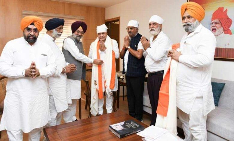 सांसद बृजमोहन अग्रवाल के नेतृत्व में रेल मंत्री अश्विनी वैष्णव से मिले सिख समाज के लोग