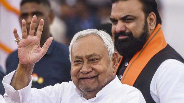 बिहार विधानसभा चुनाव : नीतीश की नई योजना, हर परिवार की एक महिला को 10000 रुपये मिलेंगे बिहार विधानसभा चुनाव : नीतीश की नई योजना, हर परिवार की एक महिला को 10000 रुपये मिलेंगे