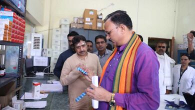 स्वास्थ्य मंत्री श्री श्याम बिहारी जायसवाल ने प्राथमिक स्वास्थ्य केन्द्र जेवरा का किया आकस्मिक निरीक्षण