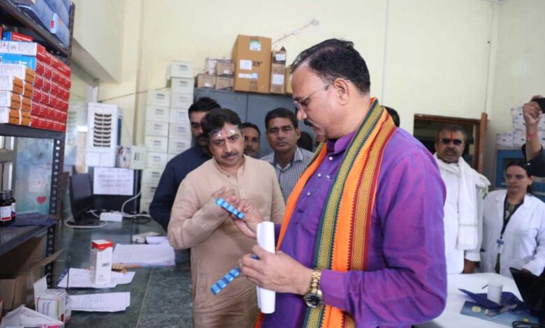 स्वास्थ्य मंत्री श्री श्याम बिहारी जायसवाल ने प्राथमिक स्वास्थ्य केन्द्र जेवरा का किया आकस्मिक निरीक्षण