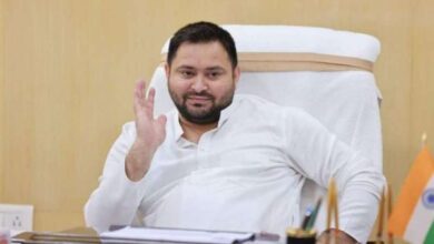 सावन के आखिरी दिन यानी सावन पूर्णिमा पर रक्षाबंधन का पर्व मनाया जाता है. बहन-भाई के अटूट संबंध का प्रतीक यह पर्व साल 2025 में अगस्त महीने में पड़ेगा. इस दिन बहनें अपने भाई की लंबी उम्र, सुरक्षा और खुशहाली की कामना करेंगी. भाई भी बहनों की रक्षा का वादा करेंगे. रक्षाबंधन पर राखी बांधते समय धागे की सामग्री का भी महत्व होता है.  कब मनाया जाएगा रक्षाबंधन? हिंदू पंचांग के अनुसार श्रावण मास की पूर्णिमा तिथि 8 अगस्त 2025 को दोपहर 2 बजकर 12 मिनट से शुरू हो रही है, जो 9 अगस्त को दोपहर 1 बजकर 24 मिनट पर समाप्त होगी. ऐसे में उदया तिथि के हिसाब से रक्षाबंधन का पर्व 9 अगस्त 2025 को मनाया जाएगा. रेशम या सूत? अक्सर देखा जाता है कि रक्षाबंधन के लिए सबसे पारंपरिक और आम धागा रेशम या सूत का होता है. रेशम की राखी को अत्यंत शुभ माना जाता है, क्योंकि यह पवित्रता, कोमलता और प्रेम का प्रतीक है. रेशम की राखी नरम होती है, जो रिश्तों की नाजुकता और मजबूती दोनों को दर्शाती है. सूत या रेशम की राखी पहनने से भाई की रक्षा का आशीर्वाद मिलता है और यह परंपरा से जुड़ी एक सुंदर अभिव्यक्ति होती है.  चांदी की राखी शुभ या अशुभ धार्मिक मान्यताओं के अनुसार, चांदी का संबंध चंद्रमा से हो गया है, इसलिए जिन भाइयों की कुंडली में चंद्र दोष हो उनकी बहनें चांदी की राखी बांधें तो इस दोष से मुक्ति मिल सकती है, इसलिए चांदी की राखी बांधना शुभ होता है. चांदी शीतलता और मानसिक शांति का प्रतीक है, जो मनोवैज्ञानिक रूप से भी भाई को सुकून देती है. सोने की राखी शुभ या अशुभ धार्मिक मान्यताओं के अनुसार, सोना सदैव से धन, समृद्धि और वैभव का प्रतीक रहा है. सोने की राखी भी खास अवसरों पर बहनें अपने भाइयों को बांधती हैं. सोने की राखी न केवल भाई के लिए बहन के गहरे स्नेह को दर्शाती है, बल्कि यह उसकी उन्नति और खुशहाली की कामना भी करती है. इसलिए, शास्त्रों में सोने की राखी बांधना शुभ माना जाता है.