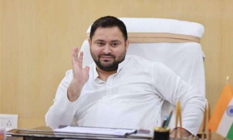 सावन के आखिरी दिन यानी सावन पूर्णिमा पर रक्षाबंधन का पर्व मनाया जाता है. बहन-भाई के अटूट संबंध का प्रतीक यह पर्व साल 2025 में अगस्त महीने में पड़ेगा. इस दिन बहनें अपने भाई की लंबी उम्र, सुरक्षा और खुशहाली की कामना करेंगी. भाई भी बहनों की रक्षा का वादा करेंगे. रक्षाबंधन पर राखी बांधते समय धागे की सामग्री का भी महत्व होता है.  कब मनाया जाएगा रक्षाबंधन? हिंदू पंचांग के अनुसार श्रावण मास की पूर्णिमा तिथि 8 अगस्त 2025 को दोपहर 2 बजकर 12 मिनट से शुरू हो रही है, जो 9 अगस्त को दोपहर 1 बजकर 24 मिनट पर समाप्त होगी. ऐसे में उदया तिथि के हिसाब से रक्षाबंधन का पर्व 9 अगस्त 2025 को मनाया जाएगा. रेशम या सूत? अक्सर देखा जाता है कि रक्षाबंधन के लिए सबसे पारंपरिक और आम धागा रेशम या सूत का होता है. रेशम की राखी को अत्यंत शुभ माना जाता है, क्योंकि यह पवित्रता, कोमलता और प्रेम का प्रतीक है. रेशम की राखी नरम होती है, जो रिश्तों की नाजुकता और मजबूती दोनों को दर्शाती है. सूत या रेशम की राखी पहनने से भाई की रक्षा का आशीर्वाद मिलता है और यह परंपरा से जुड़ी एक सुंदर अभिव्यक्ति होती है.  चांदी की राखी शुभ या अशुभ धार्मिक मान्यताओं के अनुसार, चांदी का संबंध चंद्रमा से हो गया है, इसलिए जिन भाइयों की कुंडली में चंद्र दोष हो उनकी बहनें चांदी की राखी बांधें तो इस दोष से मुक्ति मिल सकती है, इसलिए चांदी की राखी बांधना शुभ होता है. चांदी शीतलता और मानसिक शांति का प्रतीक है, जो मनोवैज्ञानिक रूप से भी भाई को सुकून देती है. सोने की राखी शुभ या अशुभ धार्मिक मान्यताओं के अनुसार, सोना सदैव से धन, समृद्धि और वैभव का प्रतीक रहा है. सोने की राखी भी खास अवसरों पर बहनें अपने भाइयों को बांधती हैं. सोने की राखी न केवल भाई के लिए बहन के गहरे स्नेह को दर्शाती है, बल्कि यह उसकी उन्नति और खुशहाली की कामना भी करती है. इसलिए, शास्त्रों में सोने की राखी बांधना शुभ माना जाता है.