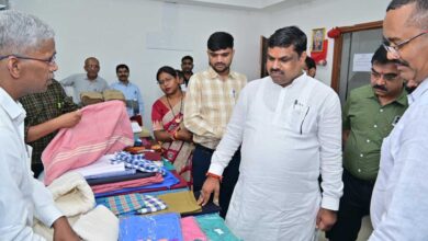 ग्रामोद्योग मंत्री श्री गजेन्द्र यादव ने किया हाथकरघा बुनकर संघ के गोदाम का अवलोकन