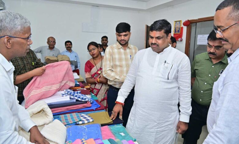 ग्रामोद्योग मंत्री श्री गजेन्द्र यादव ने किया हाथकरघा बुनकर संघ के गोदाम का अवलोकन