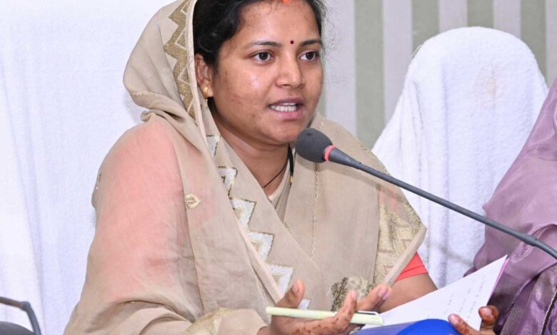 अटल पंचायत डिजिटल सुविधा केंद्र से ग्रामीणों को मिल रही बैंकिंग व अन्य सेवाओं का लाभ: मंत्री श्रीमती लक्ष्मी राजवाड़े