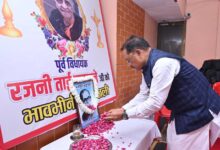 मुख्यमंत्री श्री साय ने रायपुर की पहली महिला विधायक स्वर्गीय रजनी ताई उपासने के निवास पहुंचकर अर्पित की श्रद्धांजलि