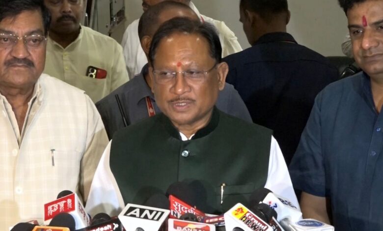 सराफा एसोसिएशन के प्रदेश अध्यक्ष कमल सोनी ने मुख्यमंत्री के समक्ष स्वर्णकला बोर्ड के गठन का प्रस्ताव रखा सराफा एसोसिएशन के प्रदेश अध्यक्ष कमल सोनी ने मुख्यमंत्री के समक्ष स्वर्णकला बोर्ड के गठन का प्रस्ताव रखा