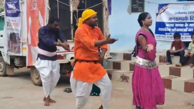 नुक्कड़ नाटक व नृत्य के माध्यम से हो रहा सरकार की योजनाओं का प्रसार