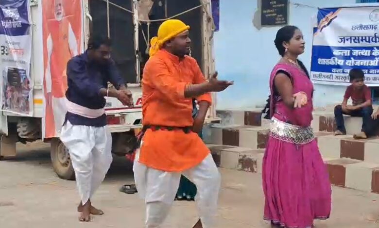 नुक्कड़ नाटक व नृत्य के माध्यम से हो रहा सरकार की योजनाओं का प्रसार