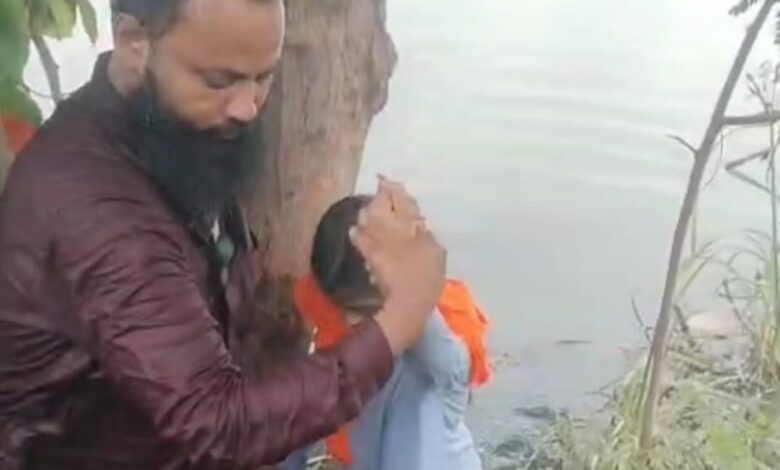 मृत्यु की तलाश में युवति ने लगाई छलांग। वसीम खान ने बचाई जान मृत्यु की तलाश में युवति ने लगाई छलांग। वसीम खान ने बचाई जान