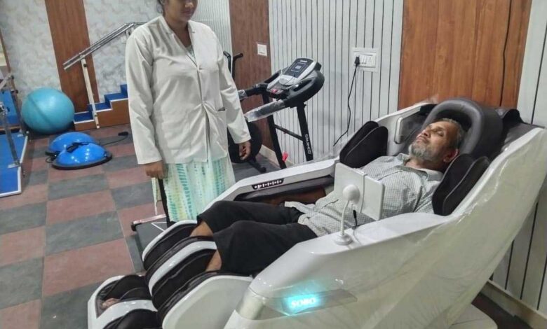 स्वास्थ्य देखभाल केन्द्र में बुजुर्गों को मिलने लगी राहत, फिजियोथेरेपी और पंचकर्म कराने पहुंच रहे हैं मरीज स्वास्थ्य देखभाल केन्द्र में बुजुर्गों को मिलने लगी राहत, फिजियोथेरेपी और पंचकर्म कराने पहुंच रहे हैं मरीज