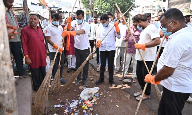 राजस्व मंत्री श्री टंक राम वर्मा ने खेल मैदान में सफाई कर दिया स्वच्छता का संदेश राजस्व मंत्री श्री टंक राम वर्मा ने खेल मैदान में सफाई कर दिया स्वच्छता का संदेश
