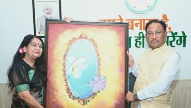 मुख्यमंत्री से इंदिरा कला संगीत विश्वविद्यालय की कुलपति डॉ. लवली शर्मा ने की सौजन्य मुलाकात