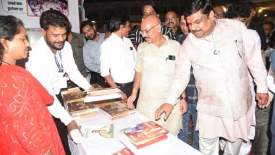 स्कूल शिक्षा मंत्री श्री यादव ने किया स्टॉलों का अवलोकन, योजनाओं की सराहना की