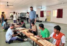 जिन हाथों ने कभी बंदूक थामकर हिंसा को अंजाम दिया, वही प्रशिक्षण लेकर सीख रहे हुनर