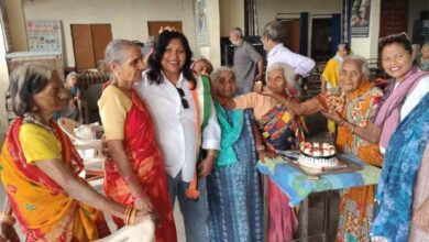 मजदूर कांग्रेस राष्ट्रीय अध्यक्ष स्वामी नाथ जायसवाल का 54वा जन्मदिन वृद्धा आश्रम में मनाया गया