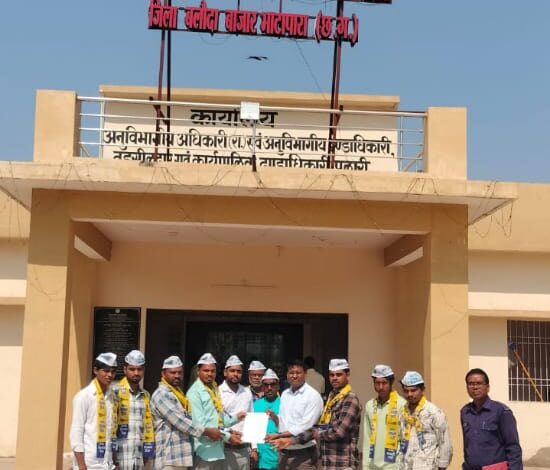 ब्लाक अध्यक्ष आप ने संडी, मुड़पार, तिल्दा, भालूकोना सड़क निर्माण के लिए सौंपा ज्ञापन