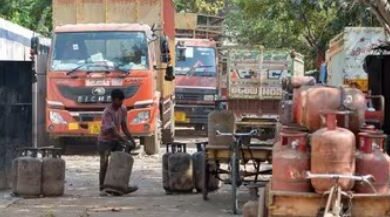 बेंगलुरु, मुंबई समेत कई शहरों के होटलों में LPG सिलेंडरों की कमी, केंद्र सरकार क्या बोला