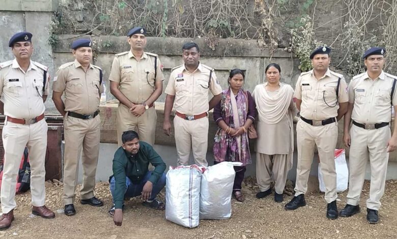 13 किलोग्राम गांजा की तस्करी करते 01 अंतर्राज्यीय गांजा तस्कर तथा 01 महिला आरोपी सहित कुल 02 गिरफ्तार