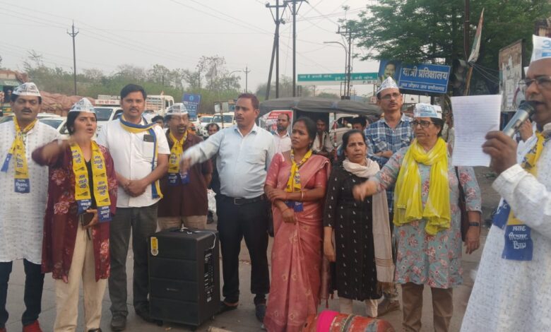 गैस की किल्लत पर आम आदमी पार्टी ने निकाली “गैस सिलिंडर शव यात्रा”