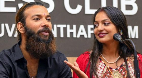 फंस गया फरमान! मोनालिसा 16 साल की निकली, FIR दर्ज होने के बाद लटकी गिरफ्तारी की तलवार फंस गया फरमान! मोनालिसा 16 साल की निकली, FIR दर्ज होने के बाद लटकी गिरफ्तारी की तलवार