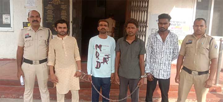 कोतवाली डिवीजन में सघन चेकिंग अभियान, असामाजिक तत्वों पर कड़ी कार्रवाई, 02 पर आर्म्स एक्ट एवं 04 पर प्रतिबंधात्मक धाराओं में की गई कार्यवाही कोतवाली डिवीजन में सघन चेकिंग अभियान, असामाजिक तत्वों पर कड़ी कार्रवाई, 02 पर आर्म्स एक्ट एवं 04 पर प्रतिबंधात्मक धाराओं में की गई कार्यवाही