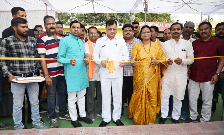 उद्योग मंत्री श्री लखनलाल देवांगन ने रजत जयंती उद्यान को जनसेवा में किया समर्पित उद्योग मंत्री श्री लखनलाल देवांगन ने रजत जयंती उद्यान को जनसेवा में किया समर्पित