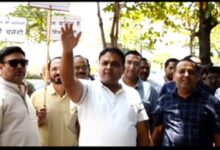 बिल्डर की मनमानी से कॉलोनी वाले परेशान बिल्डर के खिलाफ आंदोलन शुरू