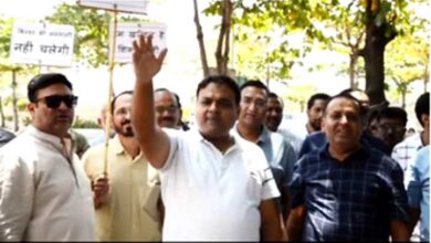 बिल्डर की मनमानी से कॉलोनी वाले परेशान बिल्डर के खिलाफ आंदोलन शुरू