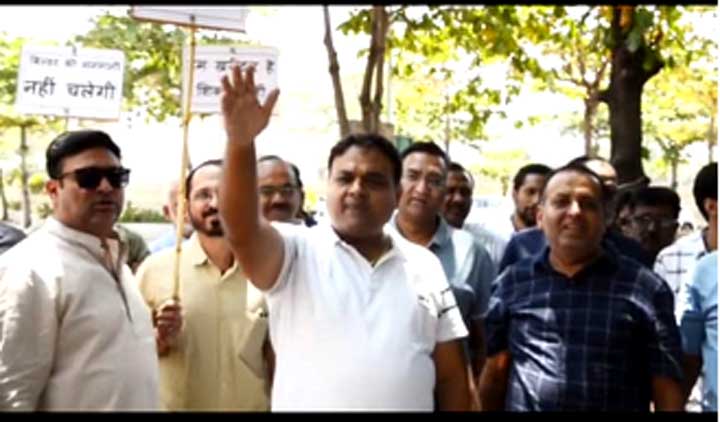 बिल्डर की मनमानी से कॉलोनी वाले परेशान बिल्डर के खिलाफ आंदोलन शुरू